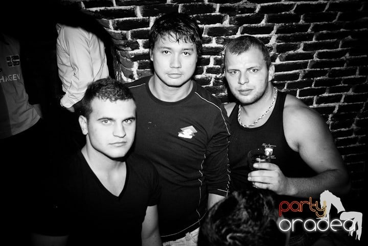 Vineri noaptea în Club Escape, 