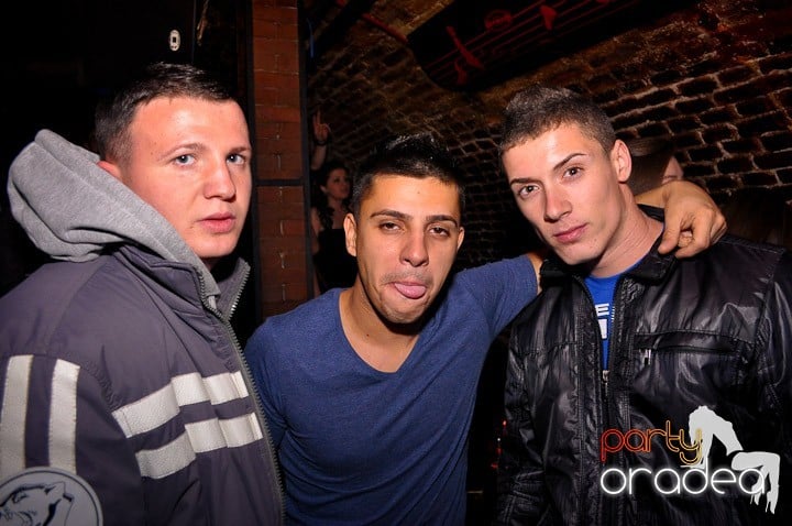 Vineri noaptea în Club Escape, 