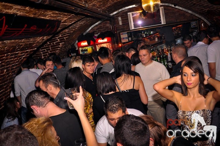 Vineri noaptea în Club Escape, 