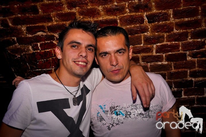 Vineri noaptea în Club Escape, 