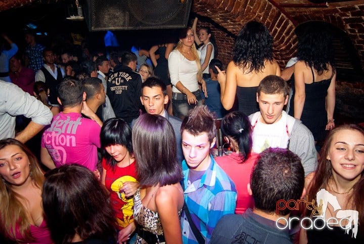 Vineri noaptea în Club Escape, 