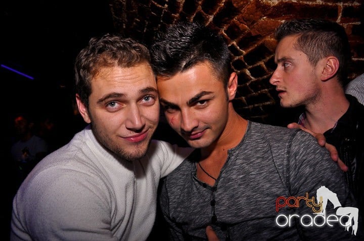 Vineri noaptea în Club Escape, 