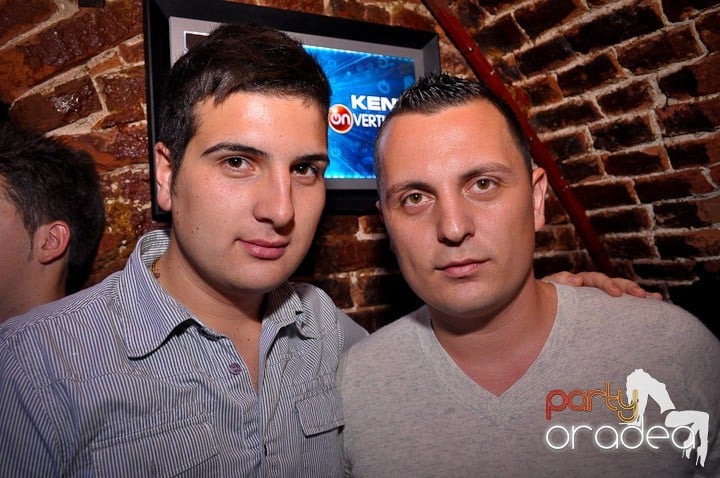 Vineri noaptea în Club Escape, 