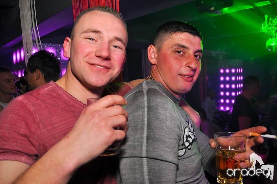 Vineri noaptea în Club Life, 