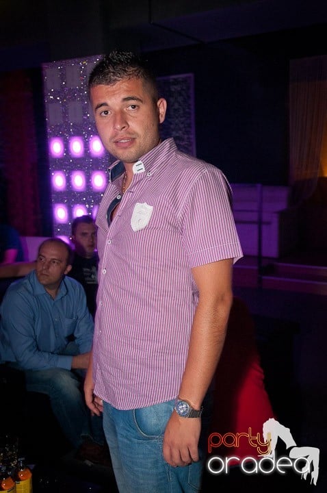 Vineri noaptea în Club Life, 