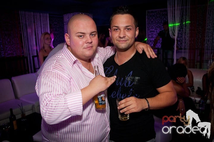 Vineri noaptea în Club Life, 