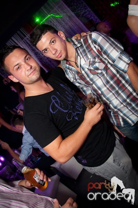 Vineri noaptea în Club Life, 