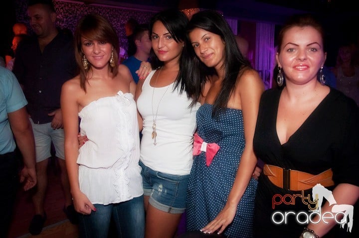 Vineri noaptea în Club Life, 