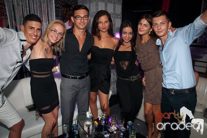 Vineri noaptea în Club Life, 