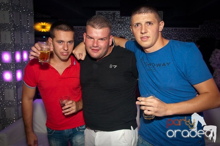 Vineri noaptea în Club Life, 