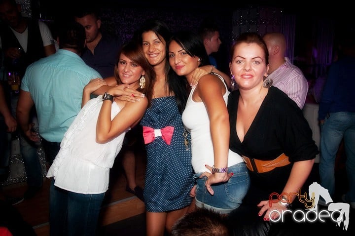 Vineri noaptea în Club Life, 