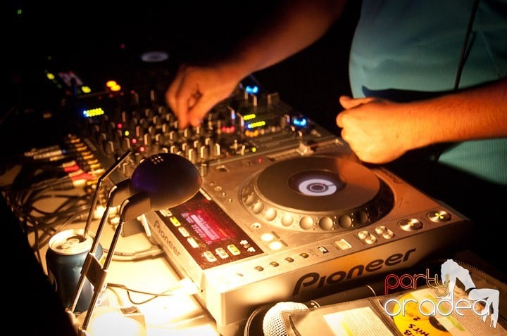 Vineri noaptea în Club Life, 