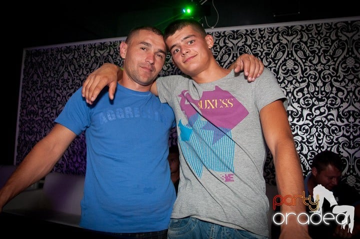 Vineri noaptea în Club Life, 
