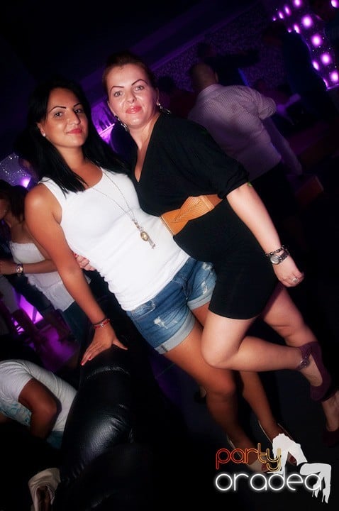 Vineri noaptea în Club Life, 