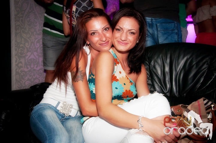 Vineri noaptea în Club Life, 