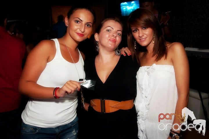 Vineri noaptea în Club Life, 