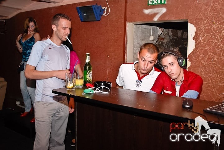 Vineri noaptea în Club Seven, 