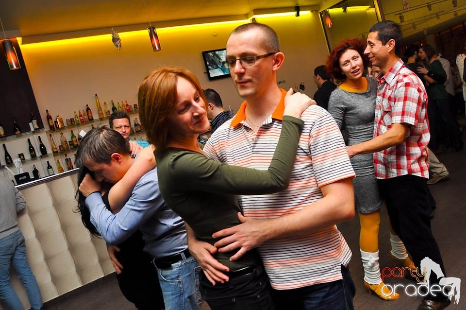 Vineri seara dansăm în Blondy's Art Café, 