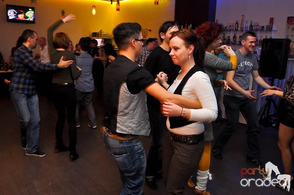 Vineri seara dansăm în Blondy's Art Café, 