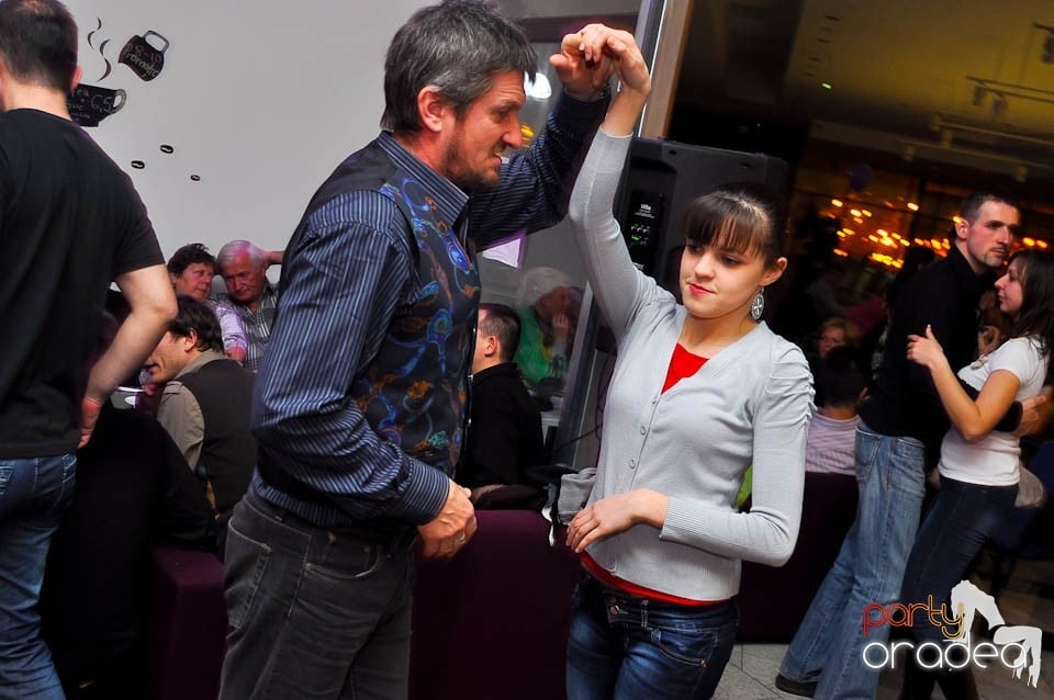 Vineri seara dansăm în Blondy's Art Café, 