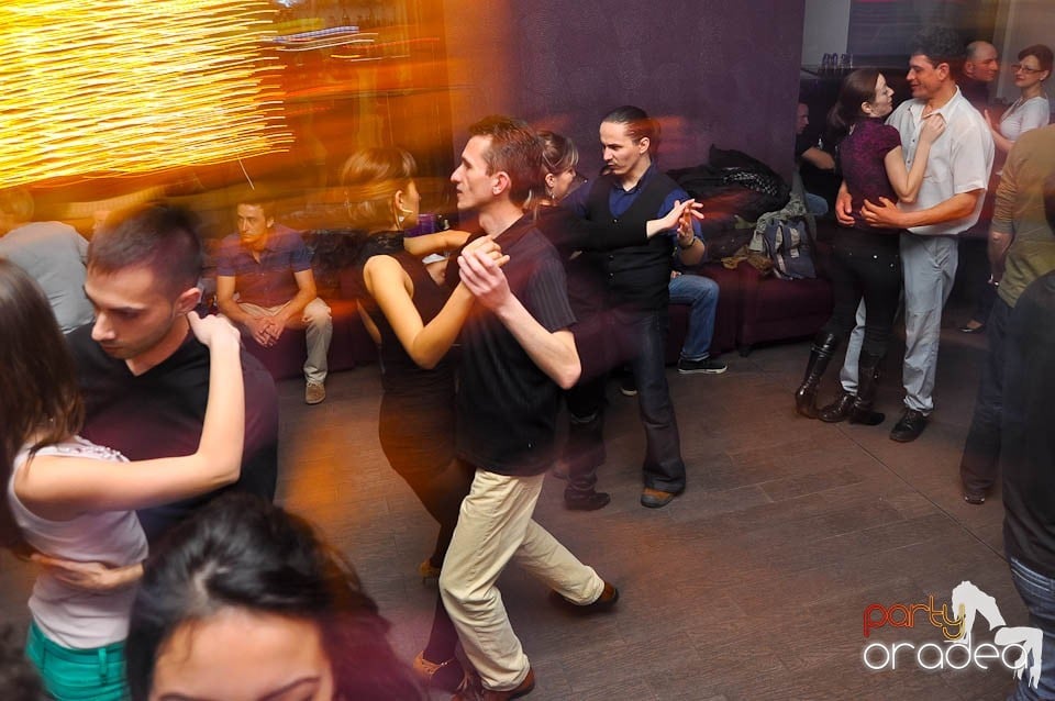 Vineri seara dansăm în Blondy's Art Café, 