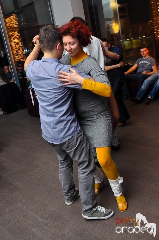 Vineri seara dansăm în Blondy's Art Café, 