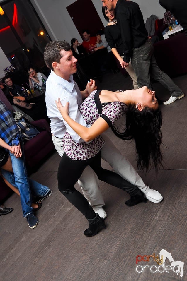 Vineri seara dansăm în Blondy's Art Café, 