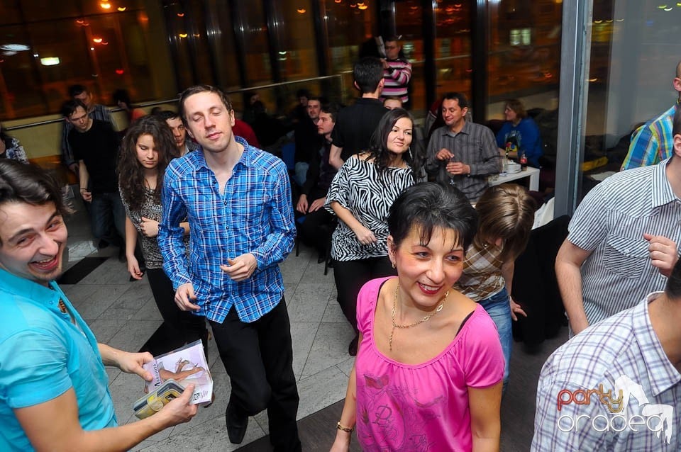 Vineri seara dansăm în Blondy's Art Café, 