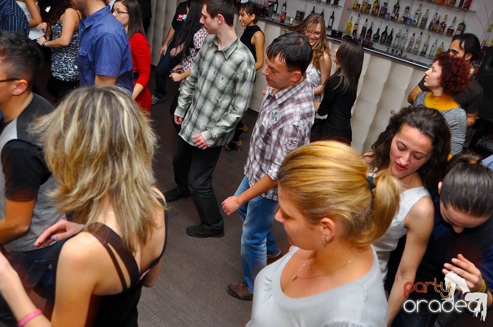 Vineri seara dansăm în Blondy's Art Café, 