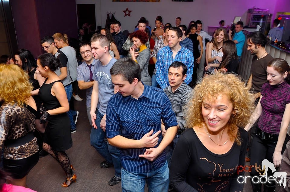 Vineri seara dansăm în Blondy's Art Café, 