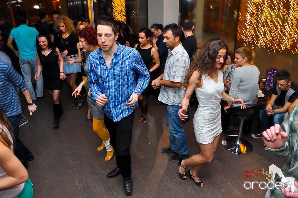 Vineri seara dansăm în Blondy's Art Café, 