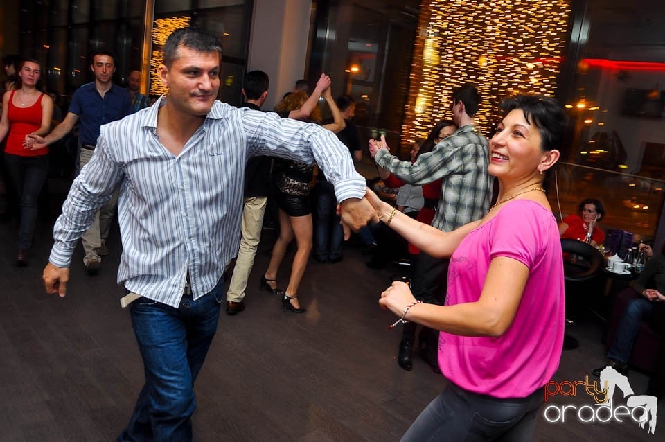 Vineri seara dansăm în Blondy's Art Café, 