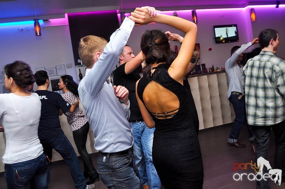 Vineri seara dansăm în Blondy's Art Café, 