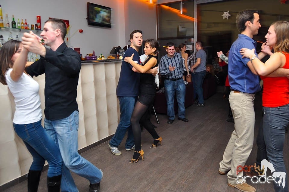 Vineri seara dansăm în Blondy's Art Café, 