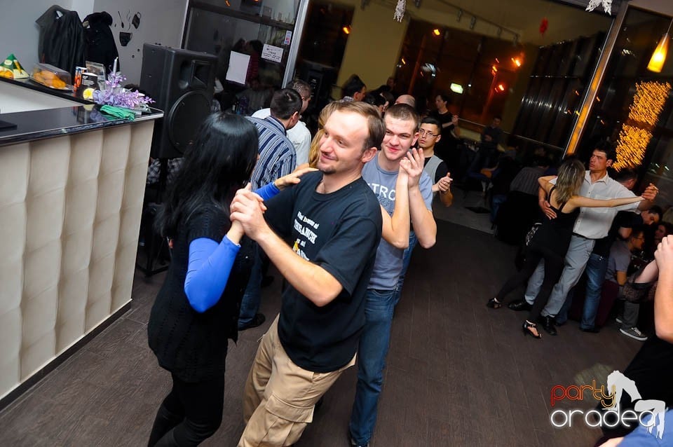 Vineri seara dansăm în Blondy's Art Café, 