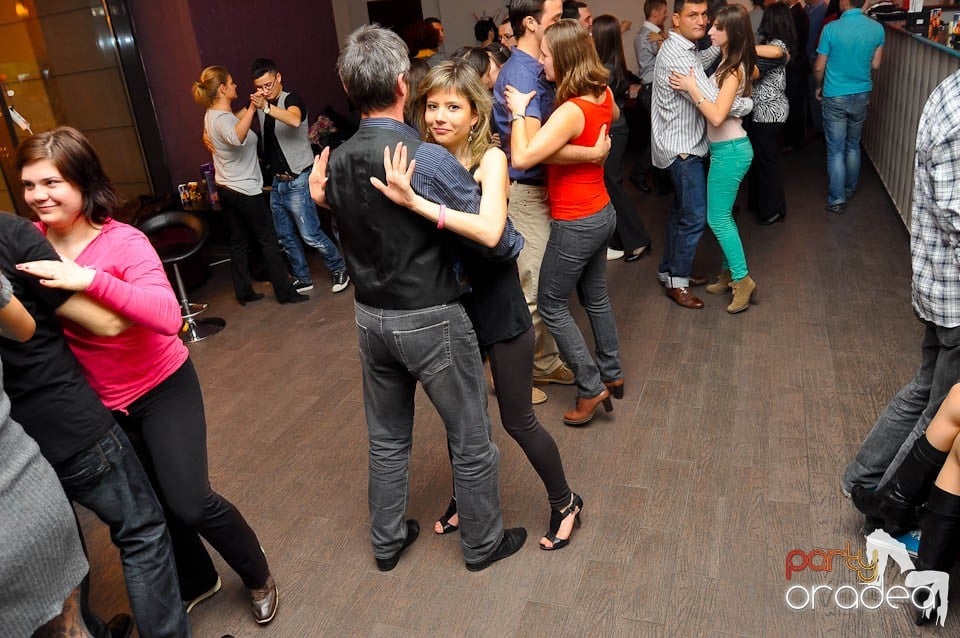 Vineri seara dansăm în Blondy's Art Café, 