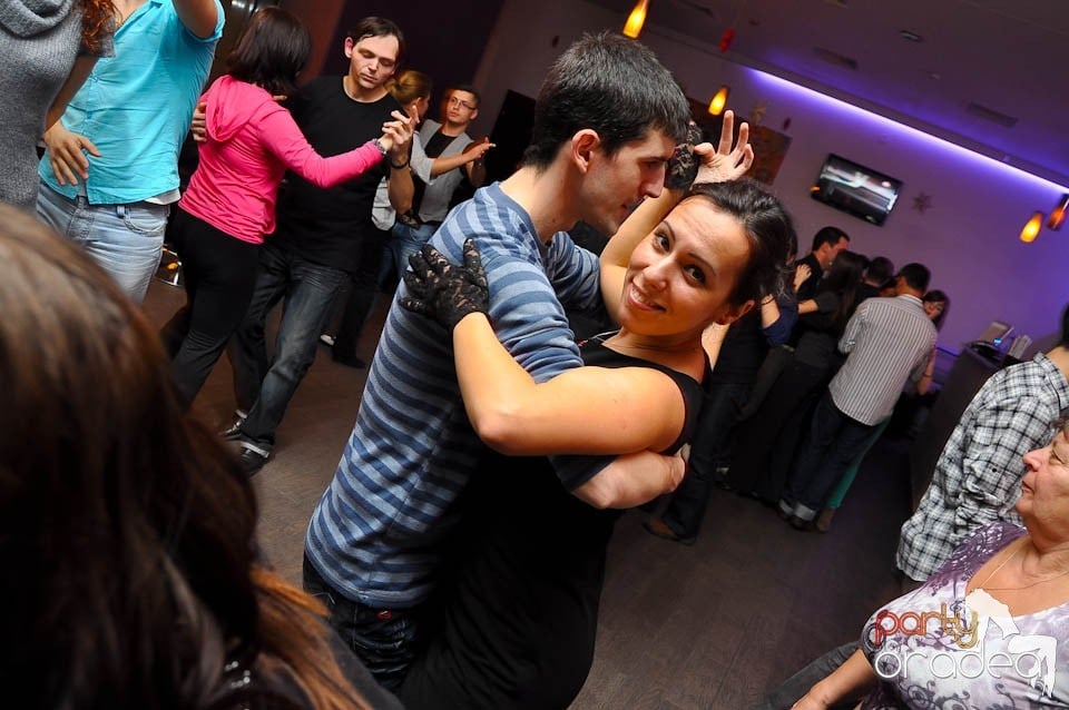 Vineri seara dansăm în Blondy's Art Café, 