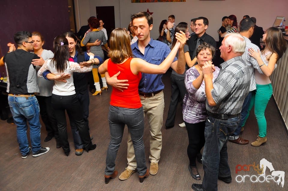 Vineri seara dansăm în Blondy's Art Café, 