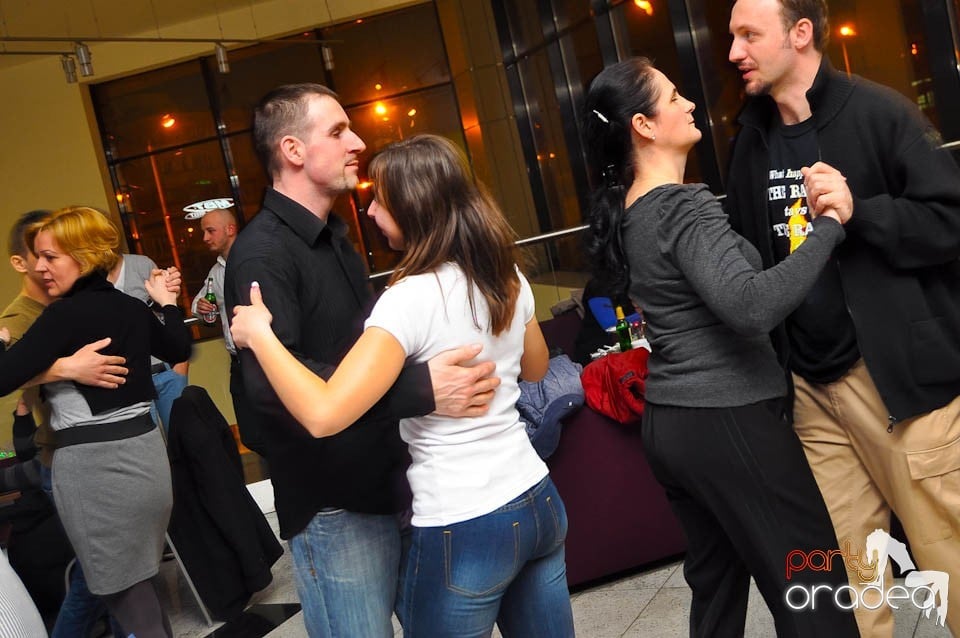 Vineri seara dansăm în Blondy's Art Café, 