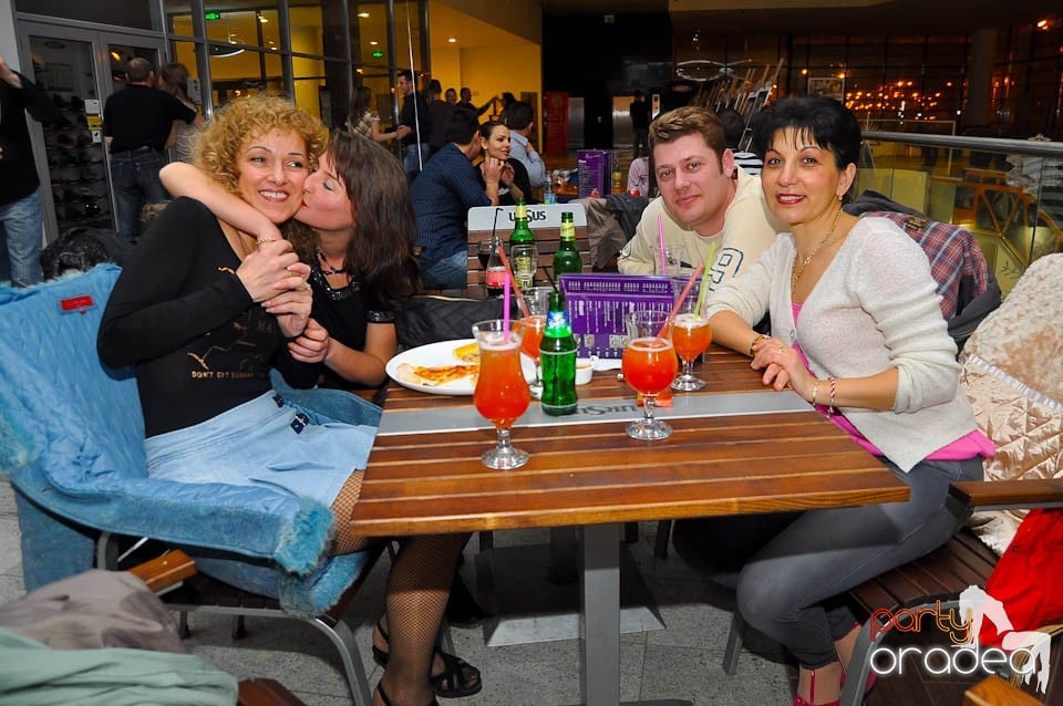 Vineri seara dansăm în Blondy's Art Café, 