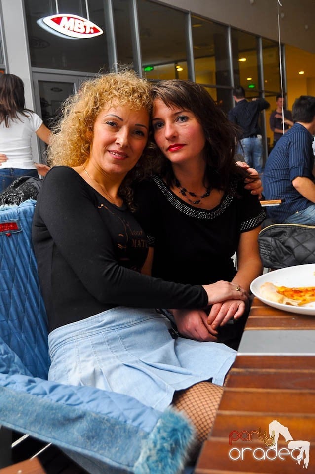 Vineri seara dansăm în Blondy's Art Café, 