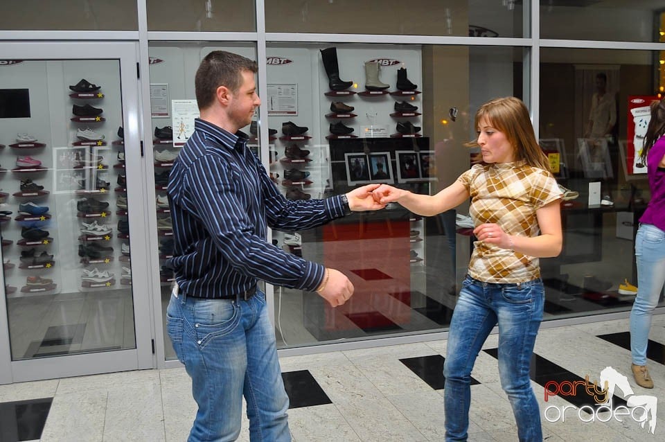 Vineri seara dansăm în Blondy's Art Café, 