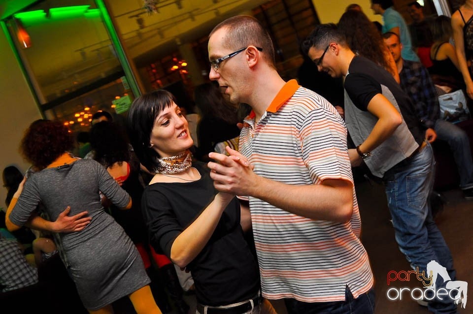 Vineri seara dansăm în Blondy's Art Café, 