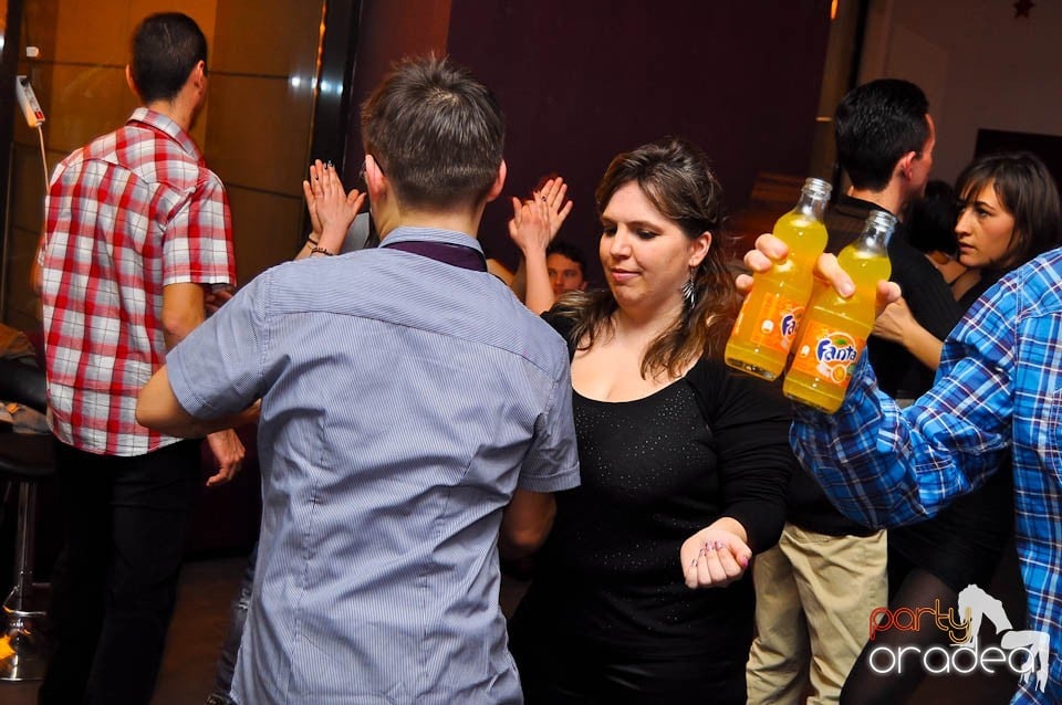 Vineri seara dansăm în Blondy's Art Café, 