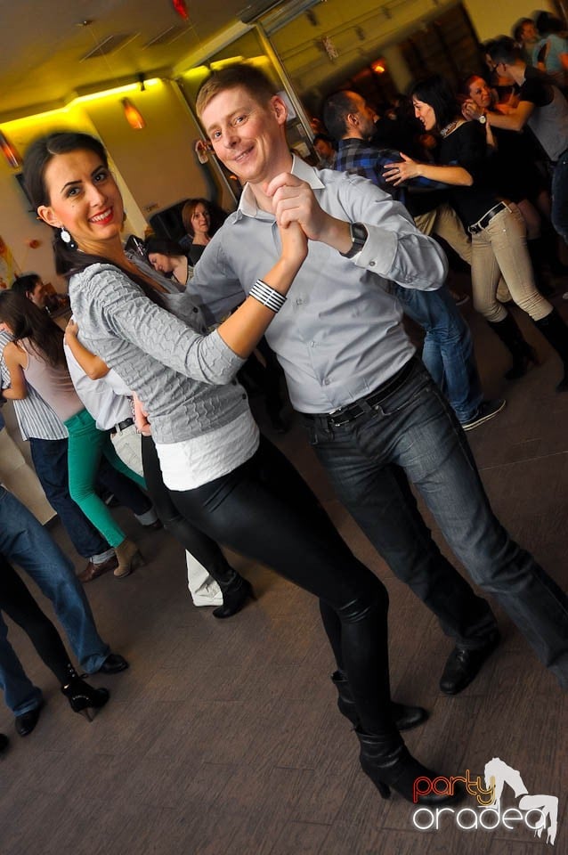 Vineri seara dansăm în Blondy's Art Café, 