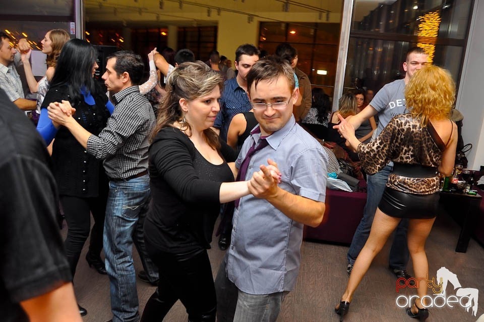 Vineri seara dansăm în Blondy's Art Café, 