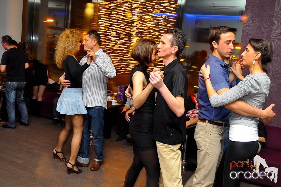 Vineri seara dansăm în Blondy's Art Café, 