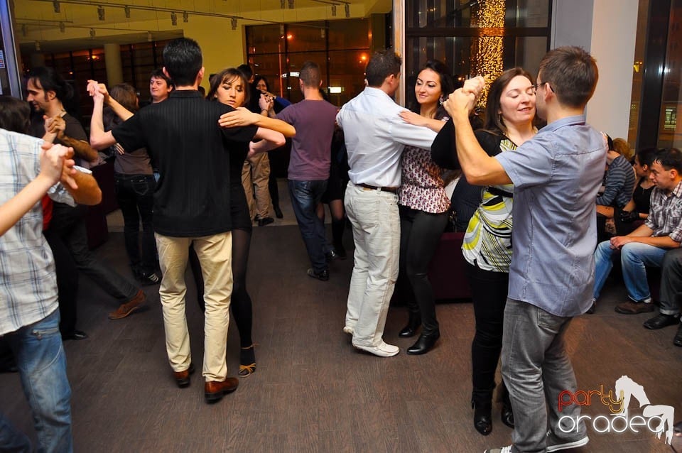 Vineri seara dansăm în Blondy's Art Café, 