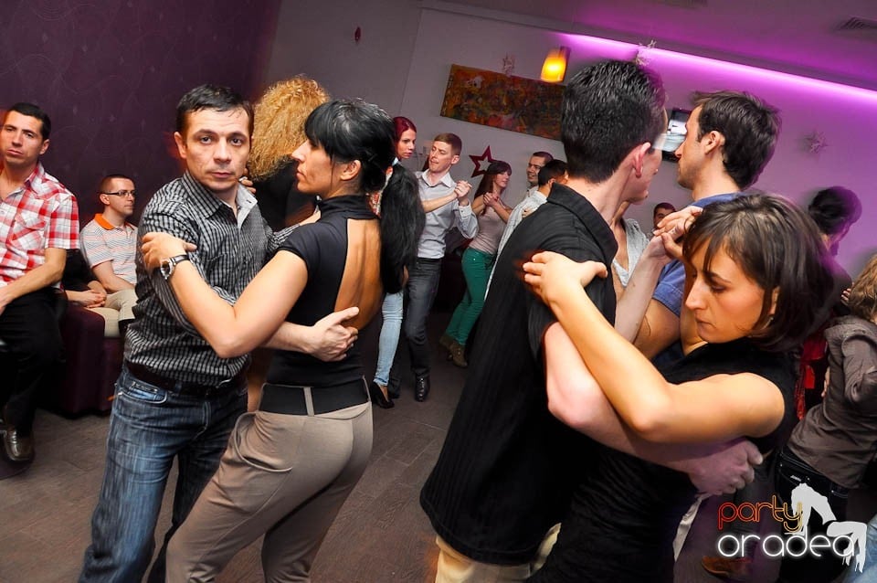 Vineri seara dansăm în Blondy's Art Café, 