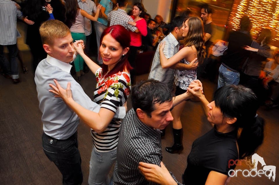 Vineri seara dansăm în Blondy's Art Café, 